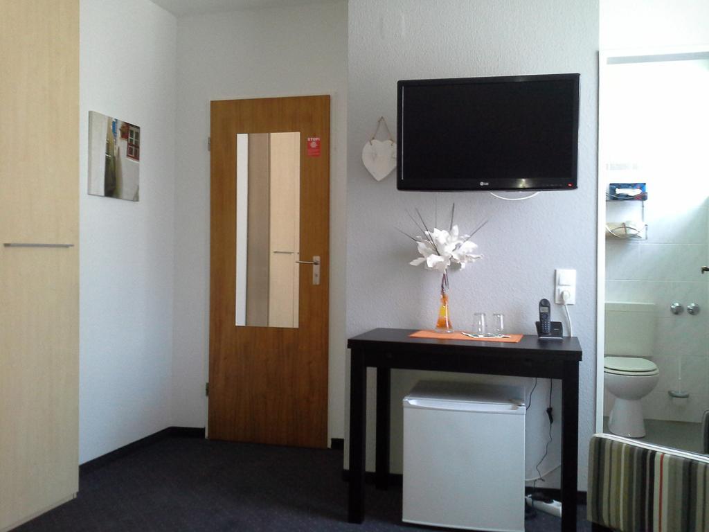 Haus Mariandl Hotel Dusseldorf Room photo